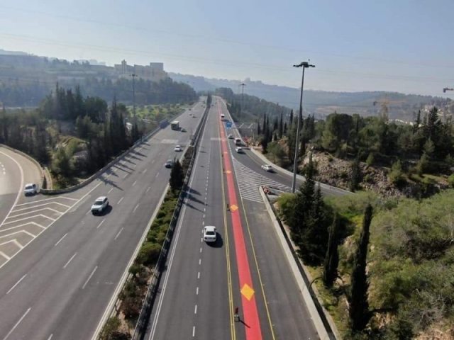 נתיב התחבורה הציבורית בכביש בגין (צילום: באדיבות מוריה)