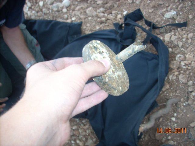 החבלנים מטפלים בפגז. צילום: להב אסף אברס