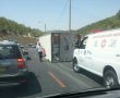 משאית התהפכה בכביש מספר 1 לכיון שער הגיא