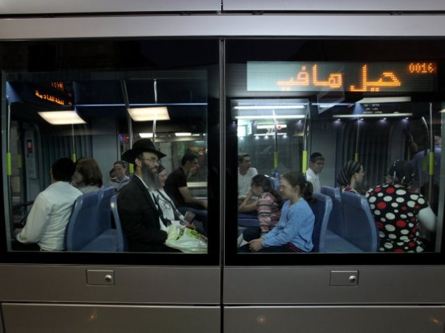 "כמו נסיעה באוטובוס, רק על הפסים". הרכבת הקלה