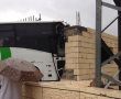 אוטובוס החליק והתנגש בבניין בכניסה לגבעת זאב: פצוע אחד במצב בינוני