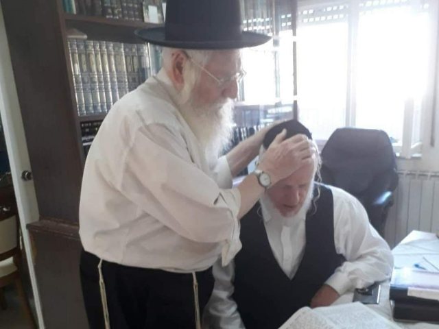 יהודה משי זהב עם אביו מנחם מנדל ז"ל (צילום: זק"א)