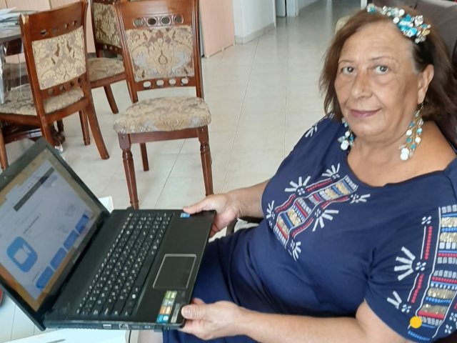 שרית חנוכה, אחת האזרחיות הותיקות שלקחה חלק בפרויקט משתפת. צילום: דוברות העירייה