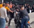 תיעוד מזעזע בירושלים: שוטרים הופכים עגלת תינוק ומכים בה באלה