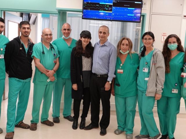 בתמונה: ד״ר בארי ורעייתו עם הצוות שהציל את חייו בשערי צדק