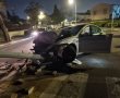 אמש: נהג הטסלה איבד שליטה ונכנס בעמוד תאורה בעוצמה