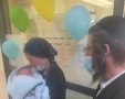 בידיים מלאות. לאחר 4 חודשים עוזבת ליבא שרייבר את בית החולים עם התינוק בידיה בדרכם הביתה. צילום: שע״צ