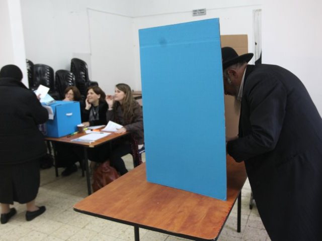 רואה בחומרה את הדרת הנשים. ניצב ניסו שחם