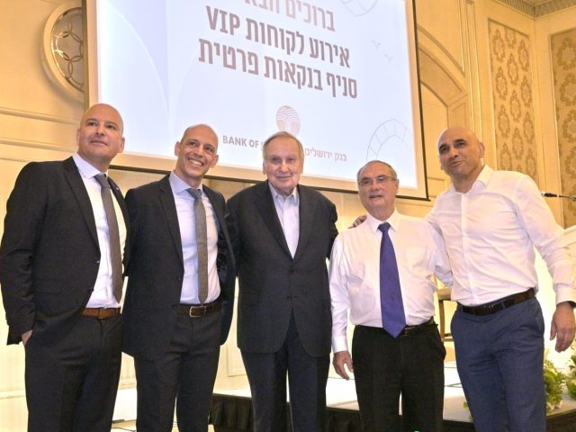 בתמונה: מימין-יעקב פלד, זאב נהרי, זלמן שובל, יאיר קפלן וניסים ניצ'קו. צילום: יוסי צבקר