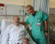 גבר עם מנהל טיפול נמרץ לב, ד"ר אלעד אשר. צילום: דוברות שע"צ
