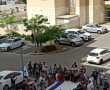 תמונת הניצחון - שירת התלמידים מול בית עידו ז"ל - הילד משדרות שנרצח מהטילים