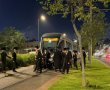 יושבים על המסילה ומפילים פחי אשפה: צפו בקומץ ירושלמים חוסם את הרכבת הקלה