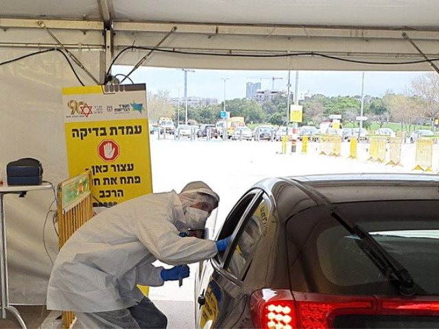 בדיקה במתחם 'היבדק וסע' של מגן דוד אדום. צילום: דוברות מד"א