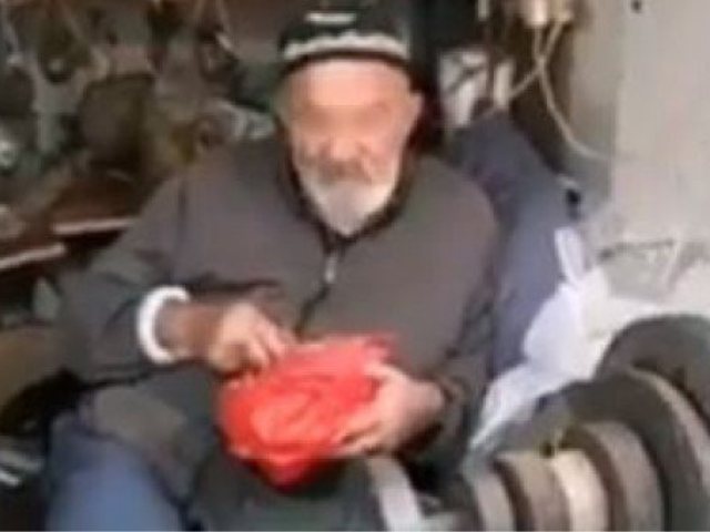 אחד מהקשישים שספג התעללות בשוק מחנה יהודה. צילום מסך מתוך הסרטון המופץ ברשת