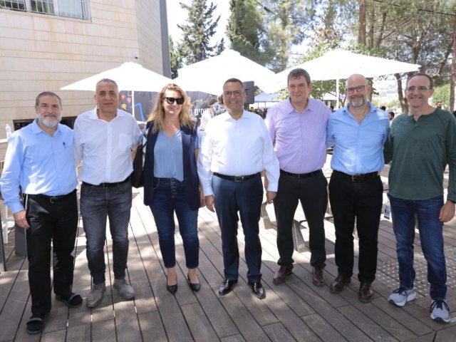 בתמונה : הנהלת התאחדות התעשיינים במרחב ירושלים והנהלת מינהלת הר חוצבים עם ראש העיר משה ליאון