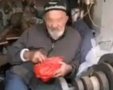 אחד מהקשישים שספג התעללות בשוק מחנה יהודה. צילום מסך מתוך הסרטון המופץ ברשת