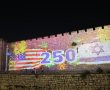 עיריית ירושלים האירה אמש את חומות העיר העתיקה ואת גשר המיתרים לרגל 250 שנה לעצמאות ארצות הברית