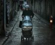 תינוקת נפגעה ממתקן שתייה שנפל על עגלתה