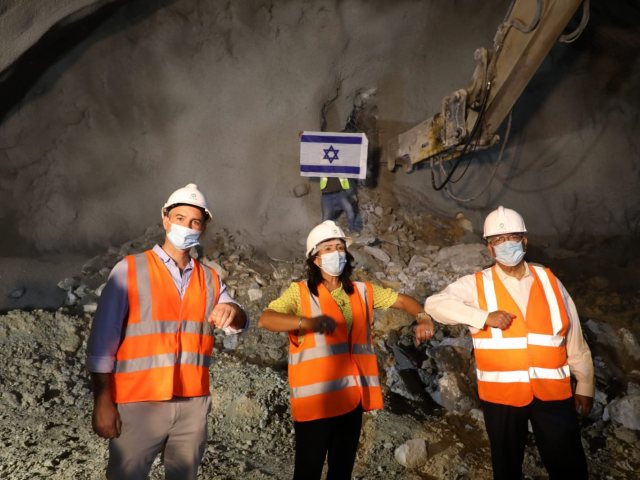 ראש העיר ירושלים משה ליאון, שרת התחבורה מירי רגב ומנכ"ל חברת מוריה גלעד בר-אדון. צילום: ששון תירם