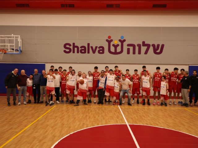 מחלקת הנוער של הפועל ירושלים בכדורסל ובנק יהב למען ילדי שלוה. קרדיט צילום : פרטי