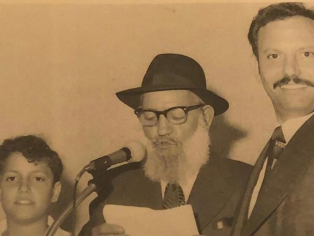 שלום ליאון (אביו של ראש העיר), משה ליאון (סבו של ראש העיר) וראש העיר עצמו בצעירותו.