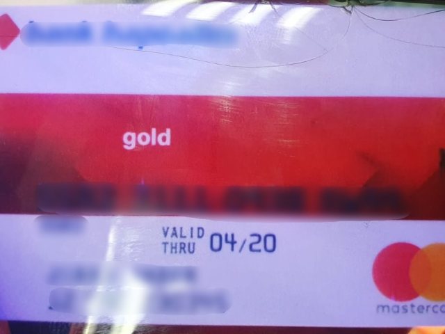 אחד מכרטיסי החיוב שנתפסו ברשות החשודים. צילום: דוברות המשטרה