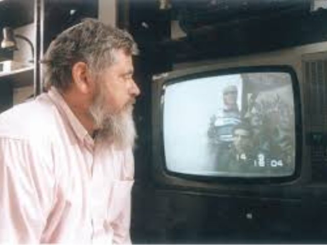 יהודה וקסמן צופה בקלטת של בנו נחשון ז"ל (צילום: פלאש 90)