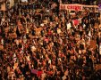 אלפים מפגינים מול מעון ראש הממשלה, הערב (צילום: אוליבייה פיטוסי, פלאש 90)