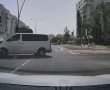 צפו בתיעוד המחריד מכבישי אשדוד: חוצה באדום ונכנס בעוצמה ברכב (וידאו)