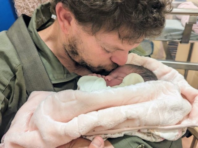 שגיא ובתו במפגש ראשון. צילום: דוברת הדסה 