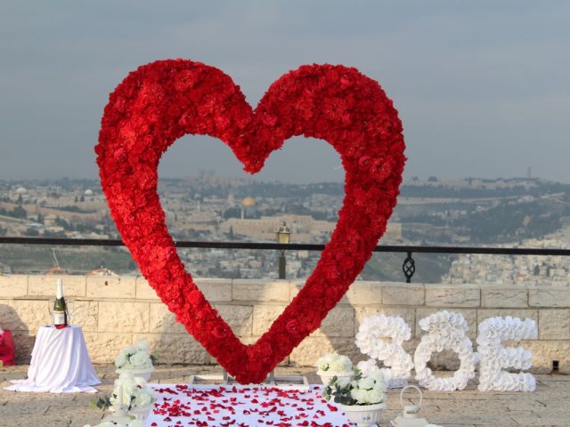 בדיוק בזמן הצעות נישואין
