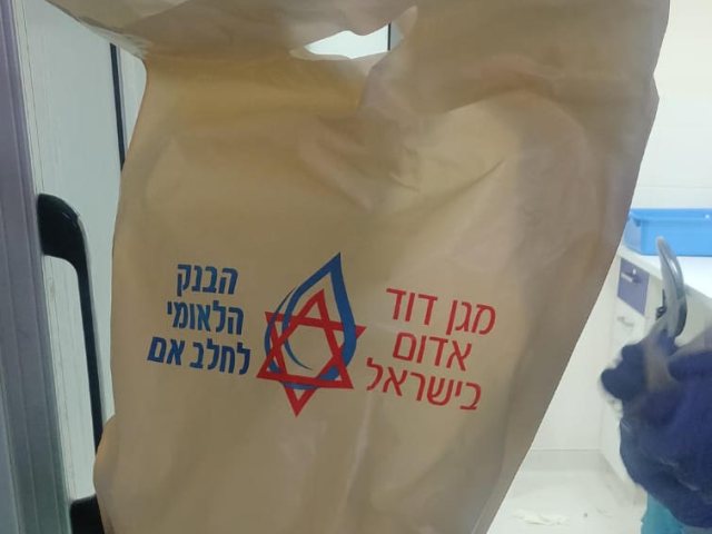 מנות חלב בטוחות בבנק הלאומי לחלב אם של מד"א. צילום: דוברות מד"א