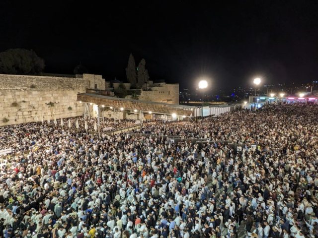סליחות בכותל. קרדיט: הקרן למורשת הכותל 