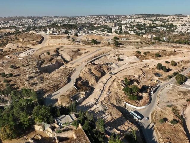 חפירת אמת המים העליונה בגבעת המטוס-מבט אווירי. צילום: אמיל אלג'ם, רשות העתיקות
