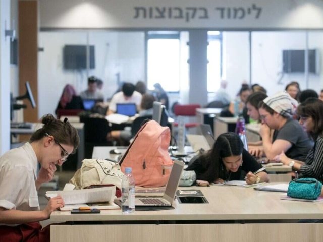 סטודנטים באוניברסיטה. למצולמים אין קשר לכתבה. צילום: מרים אלסטר, פלאש 90